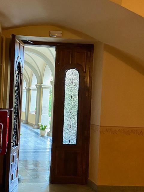 ホテル Residencia Sagrada Familia ラ・セウ・ドゥルジェイ エクステリア 写真